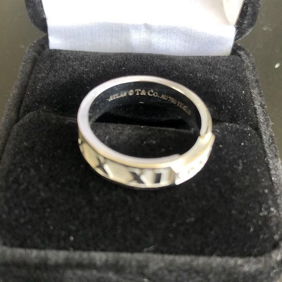 Tiffany and Co. Three Diamond Atlas Ring size 6.5 - Picture 2 of 6